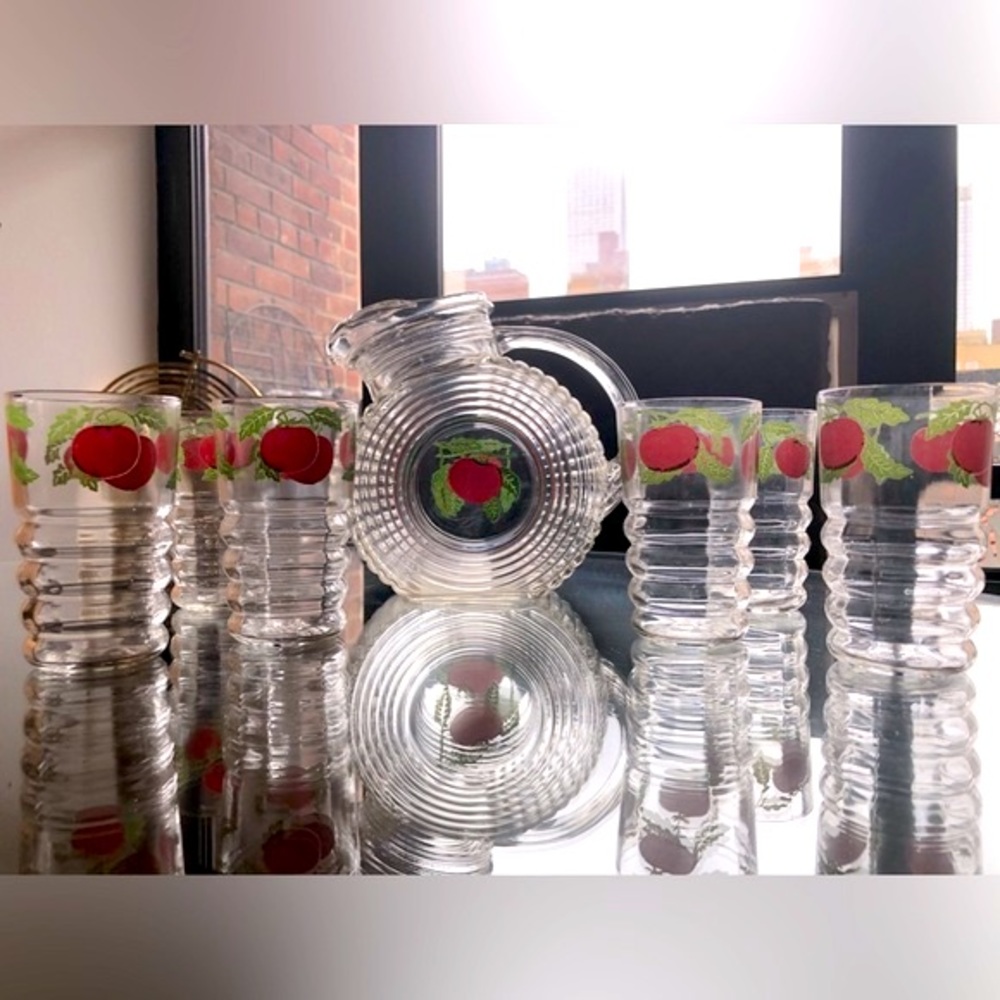 ANCHOR HOCKING Vintage Tomato Juice Pitcher and 6 glasses circa 1940-1950.